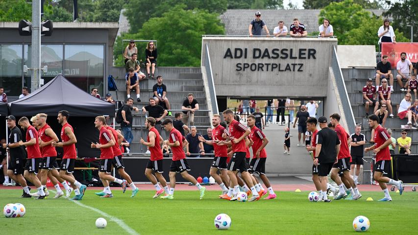 Trainingseinheit des 1. FC Nürnberg auf dem Adi-Dassler-Sportplatz in Herzogenaurach.