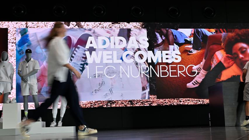 Willkommensgrüße ans Club-Team gab´s auch im Foyer des Adidas-Hauptquartiers.