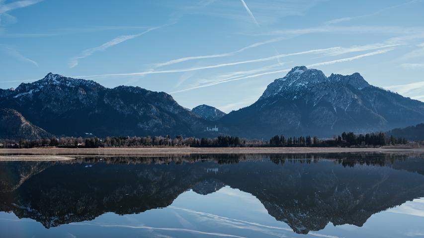Der Forggensee liegt genau an den berühmten Schlössern Neuschwanstein und Hohenschwangau. Der Forggensee liegt genau an den berühmten Schlössern Neuschwanstein und Hohenschwangau.