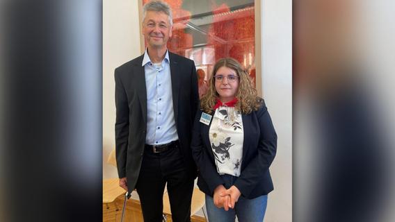 Jugendliche treffen Kultusminister Piazolo - junge Frau aus Neuendettelsau ist enttäuscht
