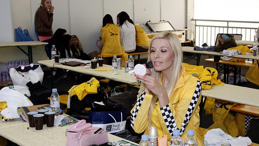 Vorbereitung für den Auftritt: Nummerngirl Pavla Chaloupkovà (23) aus Prag schminkt sich.