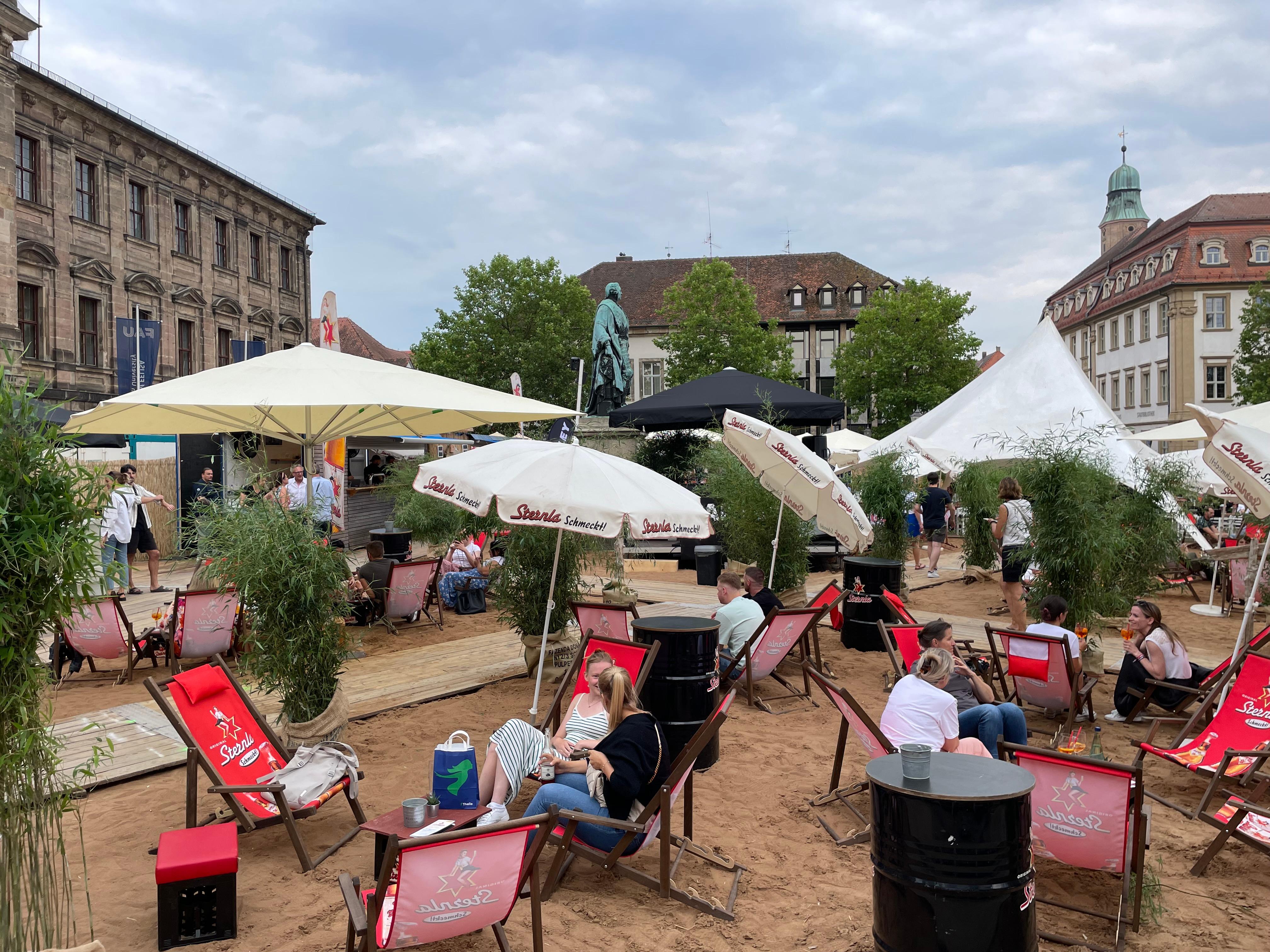 Ein paar Regentropfen konnte den Besuchern den Auftakt nicht vermiesen: Zu DJ-Klängen, Leckereien und kühlen Getränken startete der „Sternla Schlossstrand“ in den Sommer 2023.