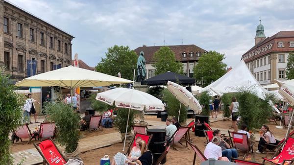Ein paar Regentropfen konnte den Besuchern den Auftakt nicht vermiesen: Zu DJ-Klängen, Leckereien und kühlen Getränken startete der „Sternla Schlossstrand“ in den Sommer 2023.