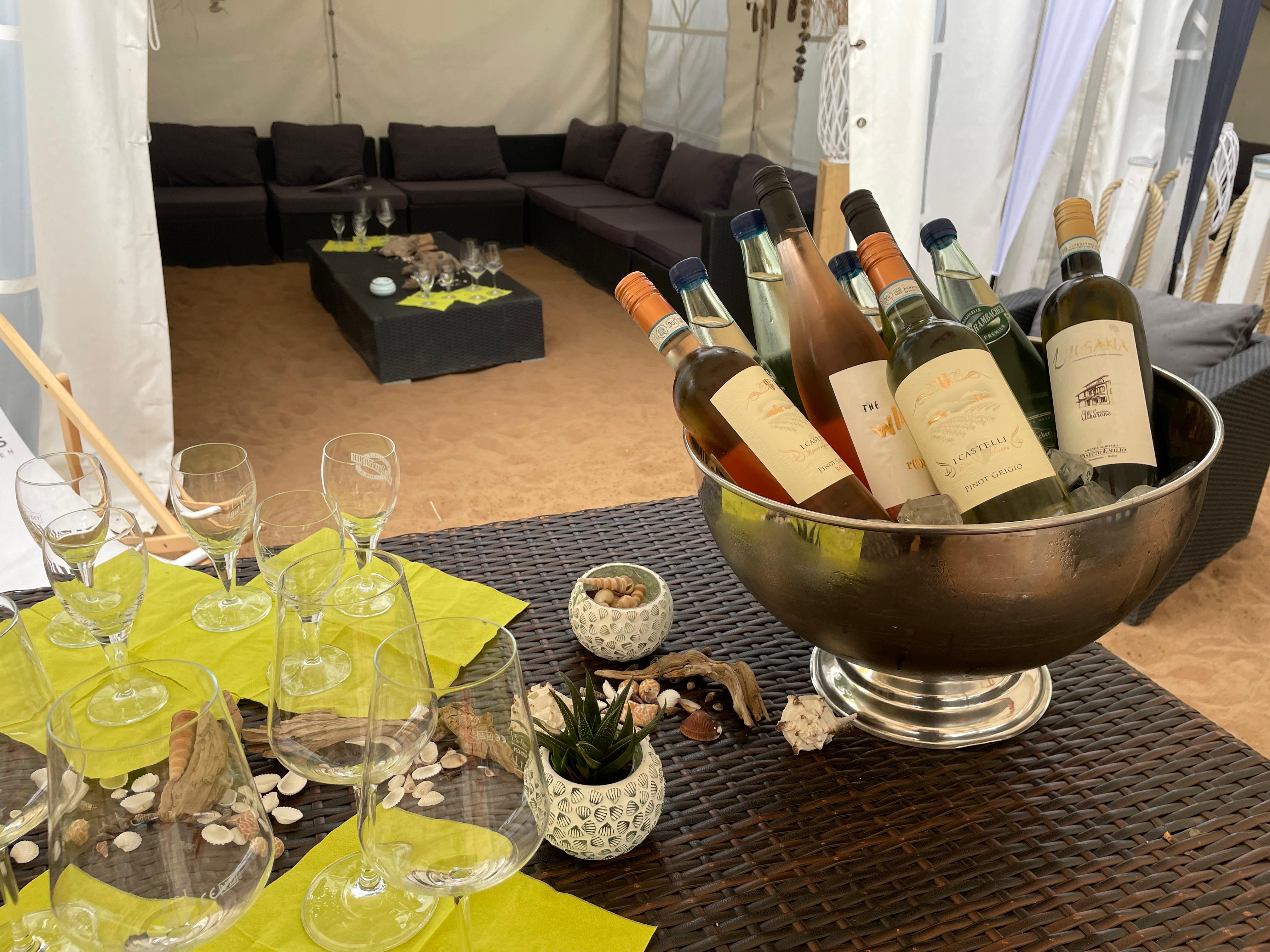 Bis 6. August 2023 wird nun täglich auf dem Erlanger Schlossplatz schicke Strand-Atmosphäre geboten.