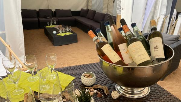 Bis 6. August 2023 wird nun täglich auf dem Erlanger Schlossplatz schicke Strand-Atmosphäre geboten.