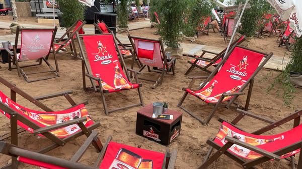 Das Würzburger Sternla Bier aus Würzburg ist der Namensgeber des Strandes. Dank dieser Partnerschaft können die Veranstalter der Gastro-Attraktion mitten in der Stadt realisieren.