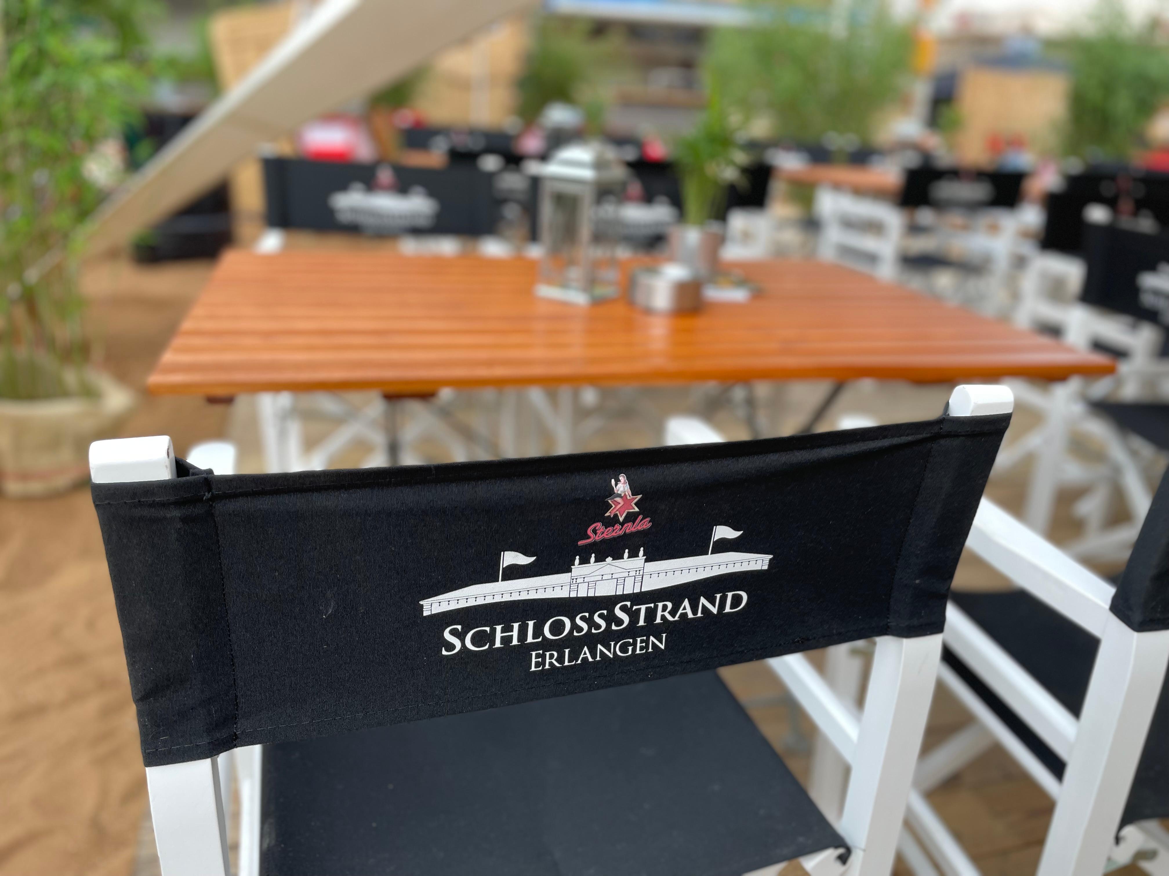 Sonntags bis Freitag hat der Strand von 11 bis 22 geöffnet, Samstag von 11 bis 23 Uhr.