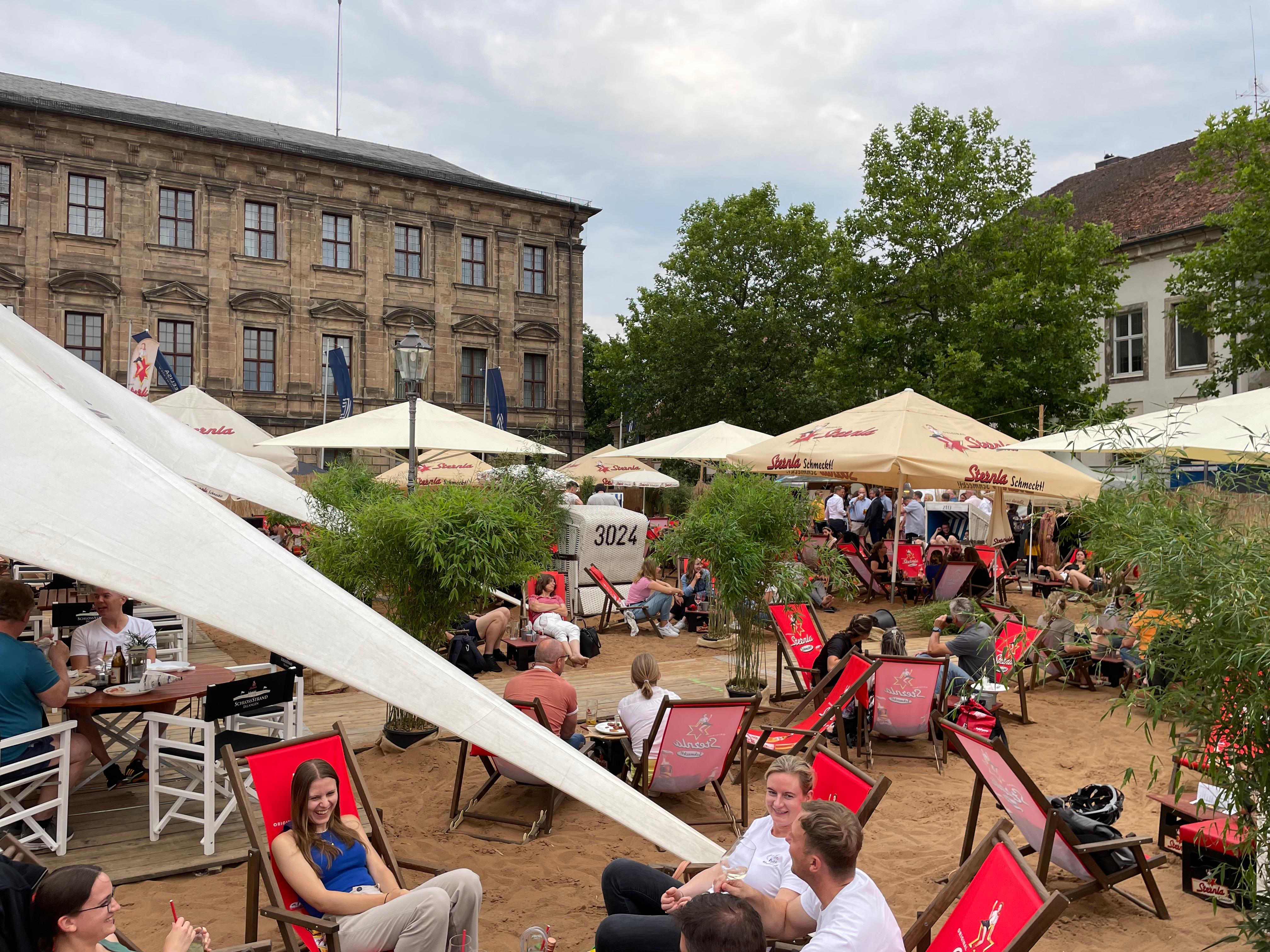 Das Urlaubsfeeling auf dem Sternla Schlossstrand wird dauerhaft von chilligen Vibes hinterlegt. An den Wochenenden und zu speziellen Anlässen werden auch DJs auflegen. Am Auftakt-Abend sorgte das Paisley für passende Musik.