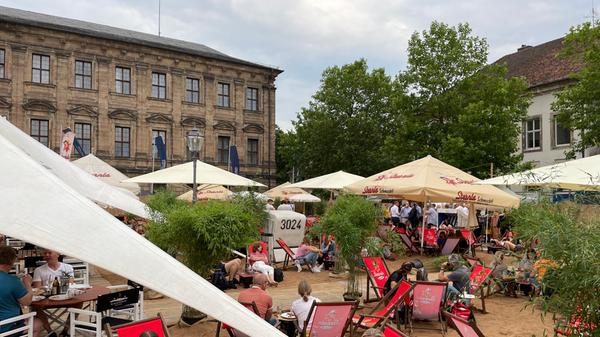 Das Urlaubsfeeling auf dem Sternla Schlossstrand wird dauerhaft von chilligen Vibes hinterlegt. An den Wochenenden und zu speziellen Anlässen werden auch DJs auflegen. Am Auftakt-Abend sorgte das Paisley für passende Musik.
