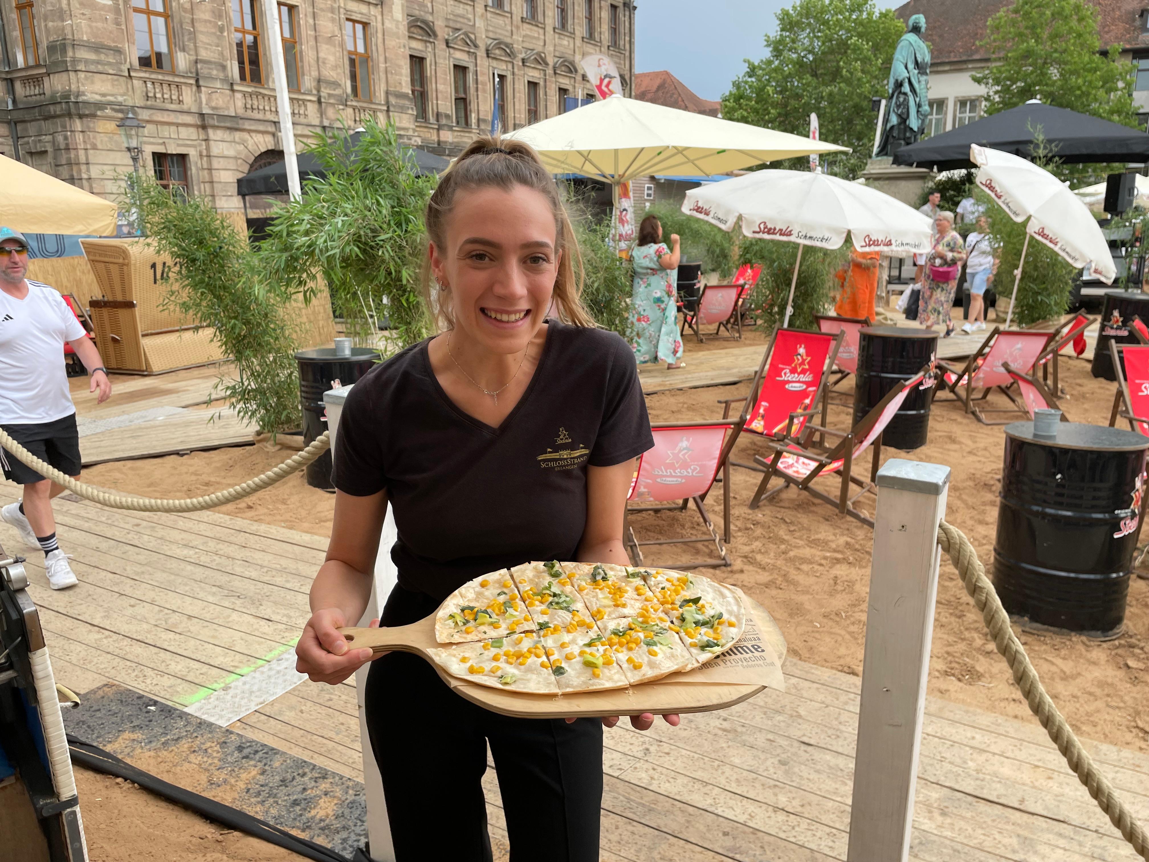 Kulinarisch ist am Sternla Schlossstrand für jeden Geschmack etwas dabei. Von Klassikern über internationale Tapas und Flammkuchen bis zu veganen Wraps und Salaten.