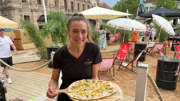Kulinarisch ist am Sternla Schlossstrand für jeden Geschmack etwas dabei. Von Klassikern über internationale Tapas und Flammkuchen bis zu veganen Wraps und Salaten.