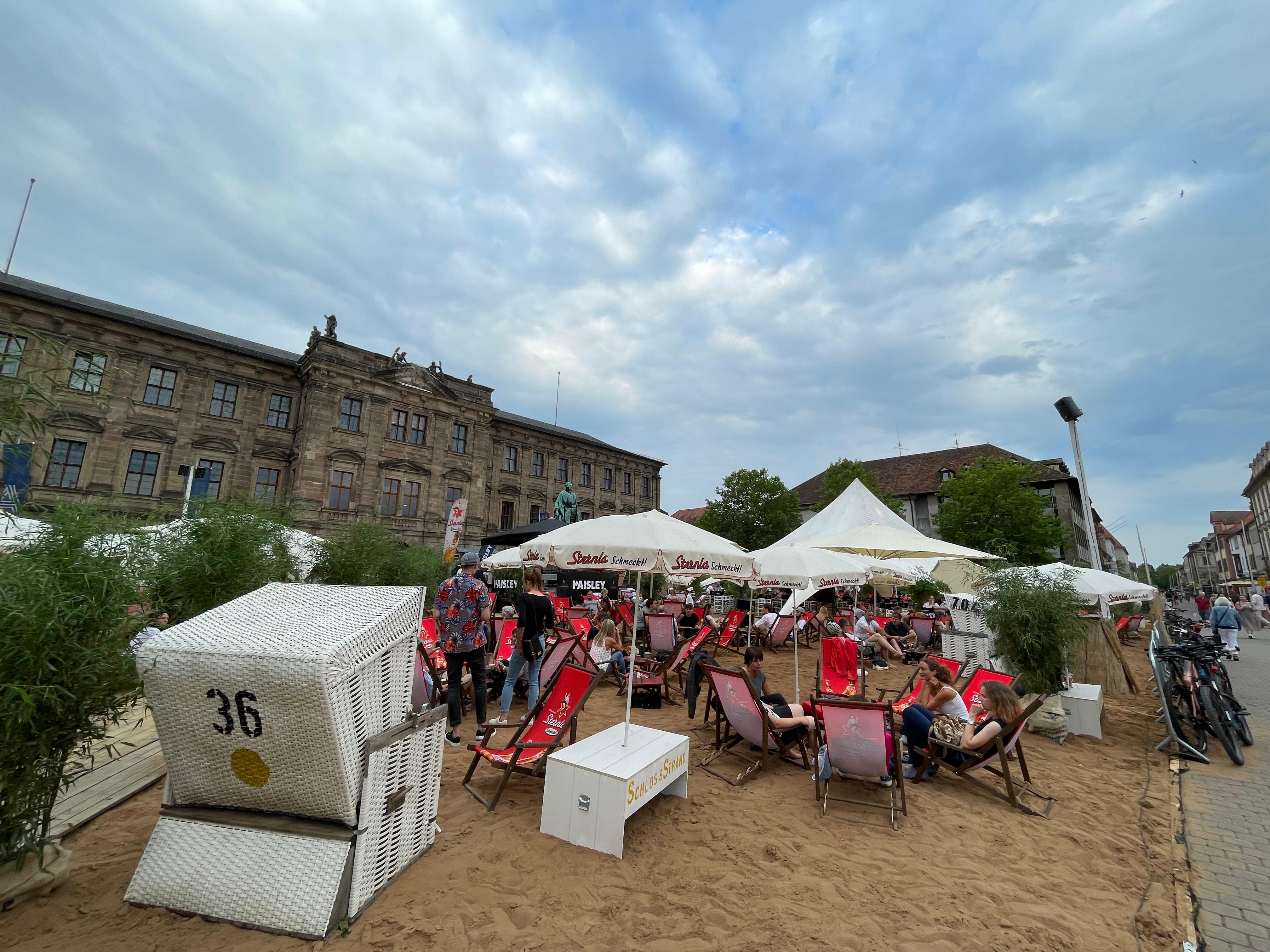 Fahrräder können direkt vor dem Strandgelände abgestellt werden. Für Autofahrer gibt es die Option, auf dem Großparkplatz zu parken und in acht Minuten zum Strand zu laufen. Beim ÖPNV bieten sich Bus, S-Bahn oder Zug an. Der Erlanger Hauptbahnhof ist nur vier Gehminuten vom Strand entfernt.
