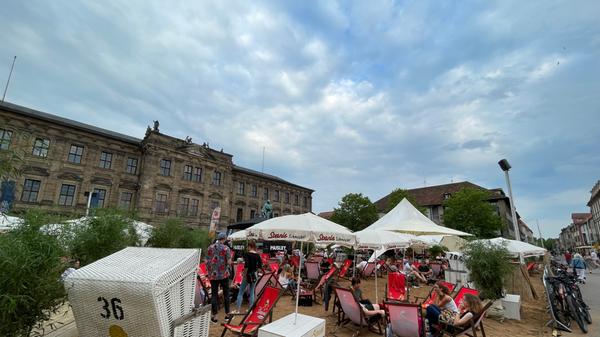 Fahrräder können direkt vor dem Strandgelände abgestellt werden. Für Autofahrer gibt es die Option, auf dem Großparkplatz zu parken und in acht Minuten zum Strand zu laufen. Beim ÖPNV bieten sich Bus, S-Bahn oder Zug an. Der Erlanger Hauptbahnhof ist nur vier Gehminuten vom Strand entfernt.