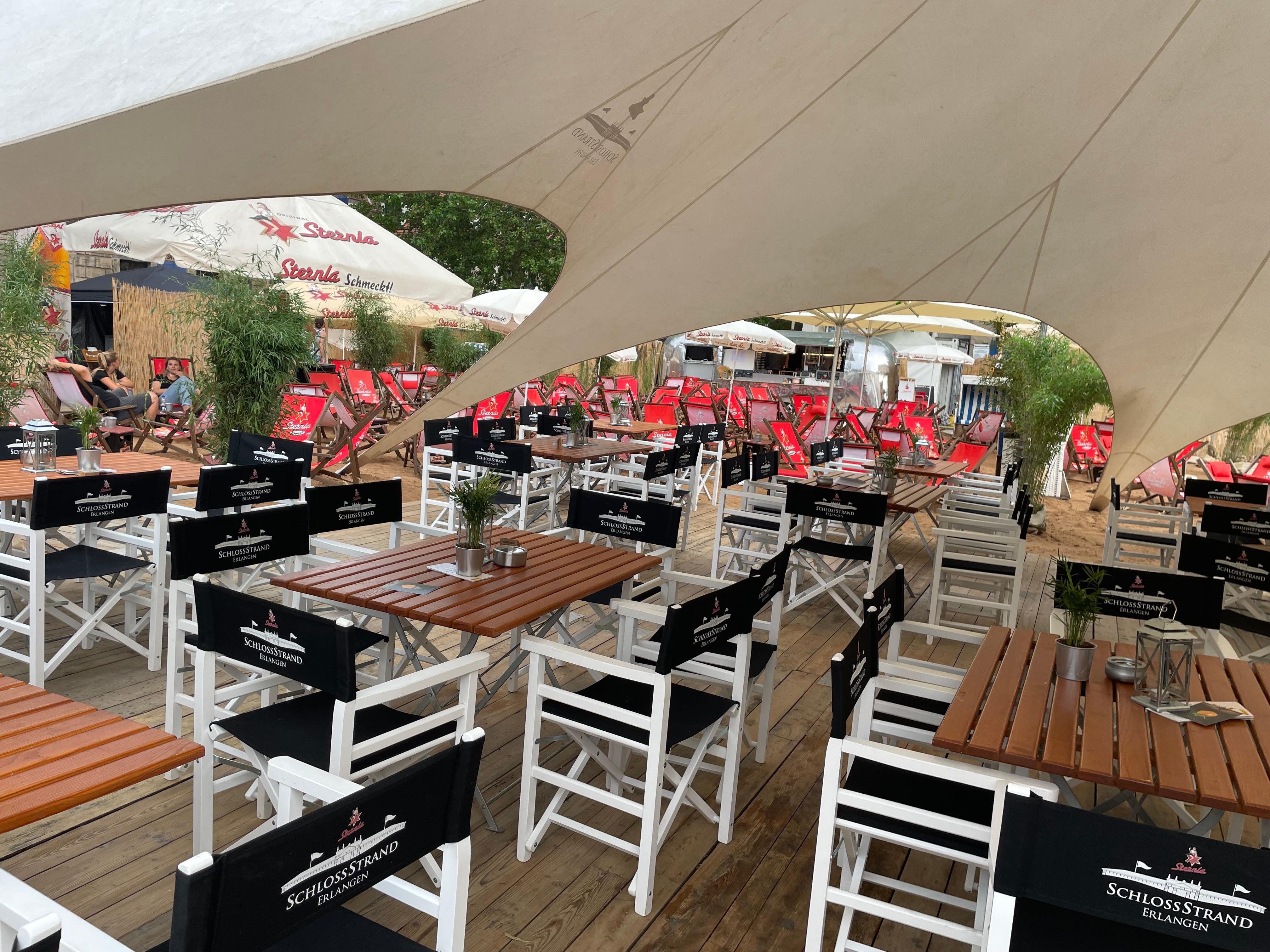 An sonnigen Tagen sorgen Sonnensegel und Schirme für Schatten.