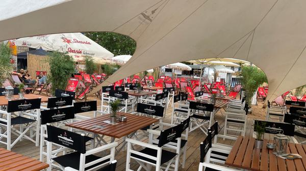 An sonnigen Tagen sorgen Sonnensegel und Schirme für Schatten.