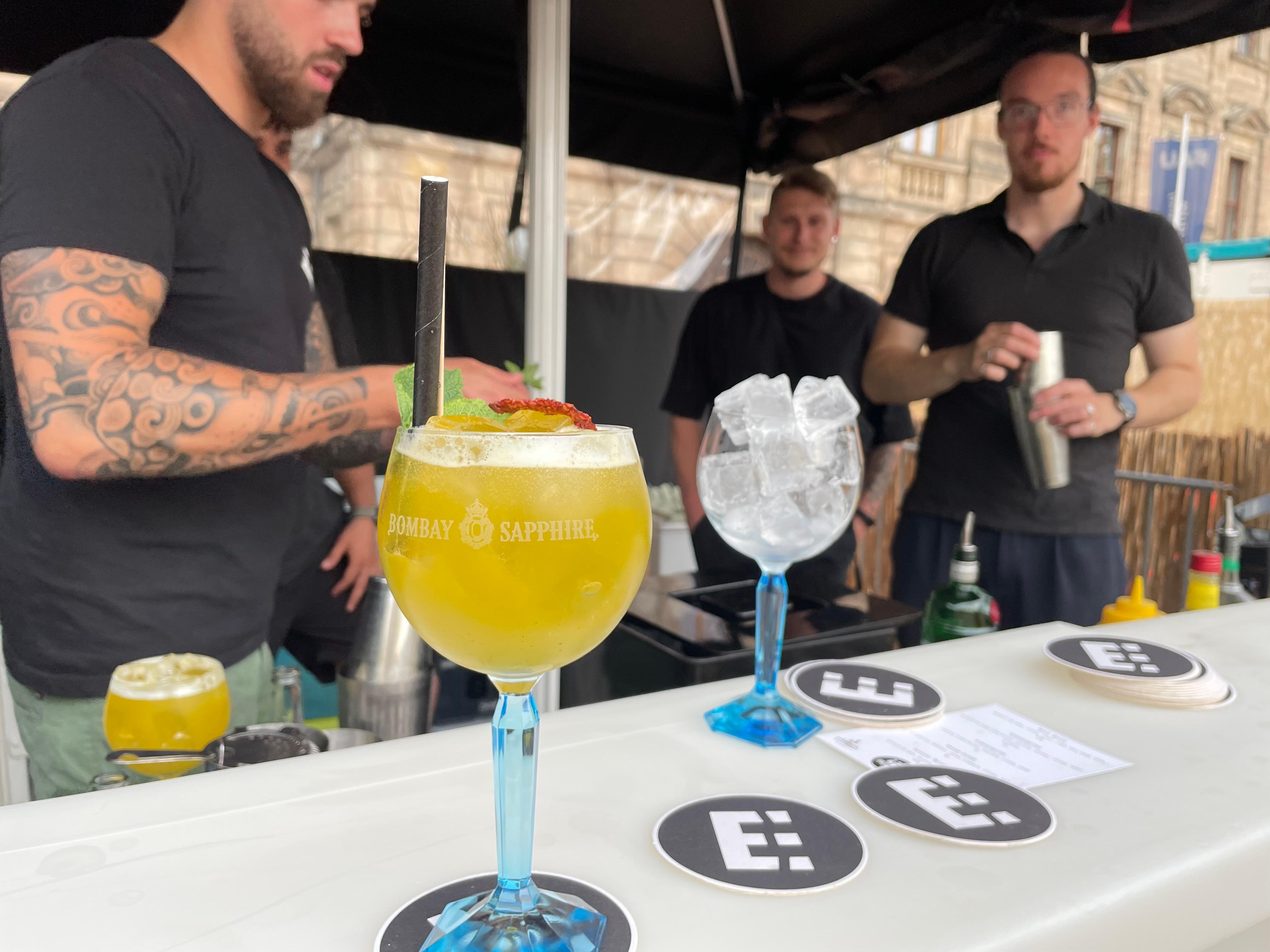 Am Eröffnungsabend servierte das Erlkoenig-Team Cocktails.