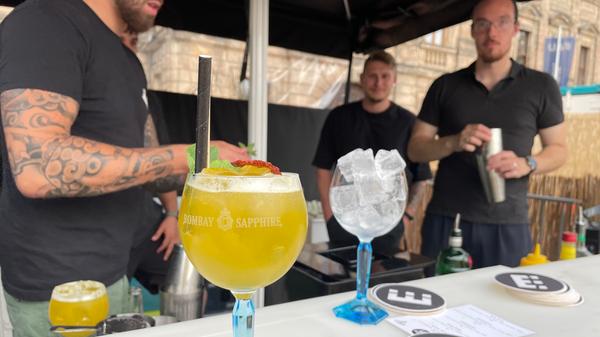 Am Eröffnungsabend servierte das Erlkoenig-Team Cocktails.