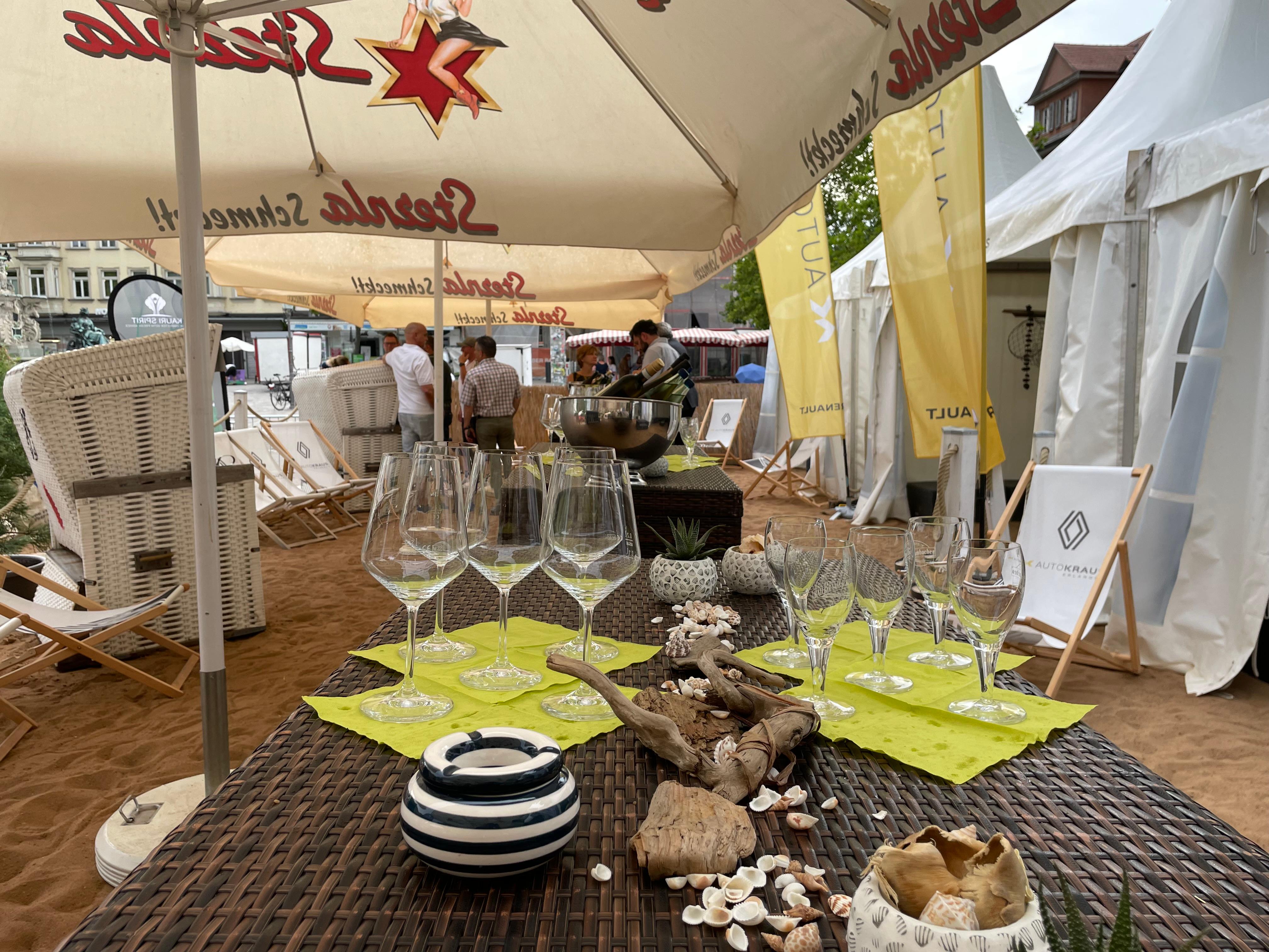 Für den Großteil der Sitzplätze des Sternla Schlossstrandes kann keine Reservierung gemacht werden, da diese Gäste freihalten sind, die spontan kommen möchten. Die Lounge-Bereiche können bzw. müssen hingegen im Vorfeld reserviert werden.