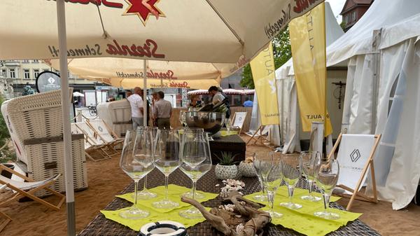 Für den Großteil der Sitzplätze des Sternla Schlossstrandes kann keine Reservierung gemacht werden, da diese Gäste freihalten sind, die spontan kommen möchten. Die Lounge-Bereiche können bzw. müssen hingegen im Vorfeld reserviert werden.