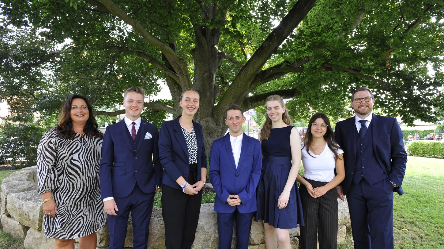 Sie sind die besten Abschluss-Schüler am Herder-Gymnasium Forchheim, zwischen Oberstufen-Koordinatorin Yvonne Matzick-Reimann (links) und Schulleiter Bruno Kuntke (rechts) von links nach rechts: Florian Bendig (1,2), Eila Hertweck (1,0), Nicolai Prechtel (1,0), Elisabeth Ulm (1,0) und Maisa Guerra (1,1). Sie sind die besten Abschluss-Schüler am Herder-Gymnasium Forchheim, zwischen Oberstufen-Koordinatorin Yvonne Matzick-Reimann (links) und Schulleiter Bruno Kuntke (rechts) von links nach rechts: Florian Bendig (1,2), Eila Hertweck (1,0), Nicolai Prechtel (1,0), Elisabeth Ulm (1,0) und Maisa Guerra (1,1).