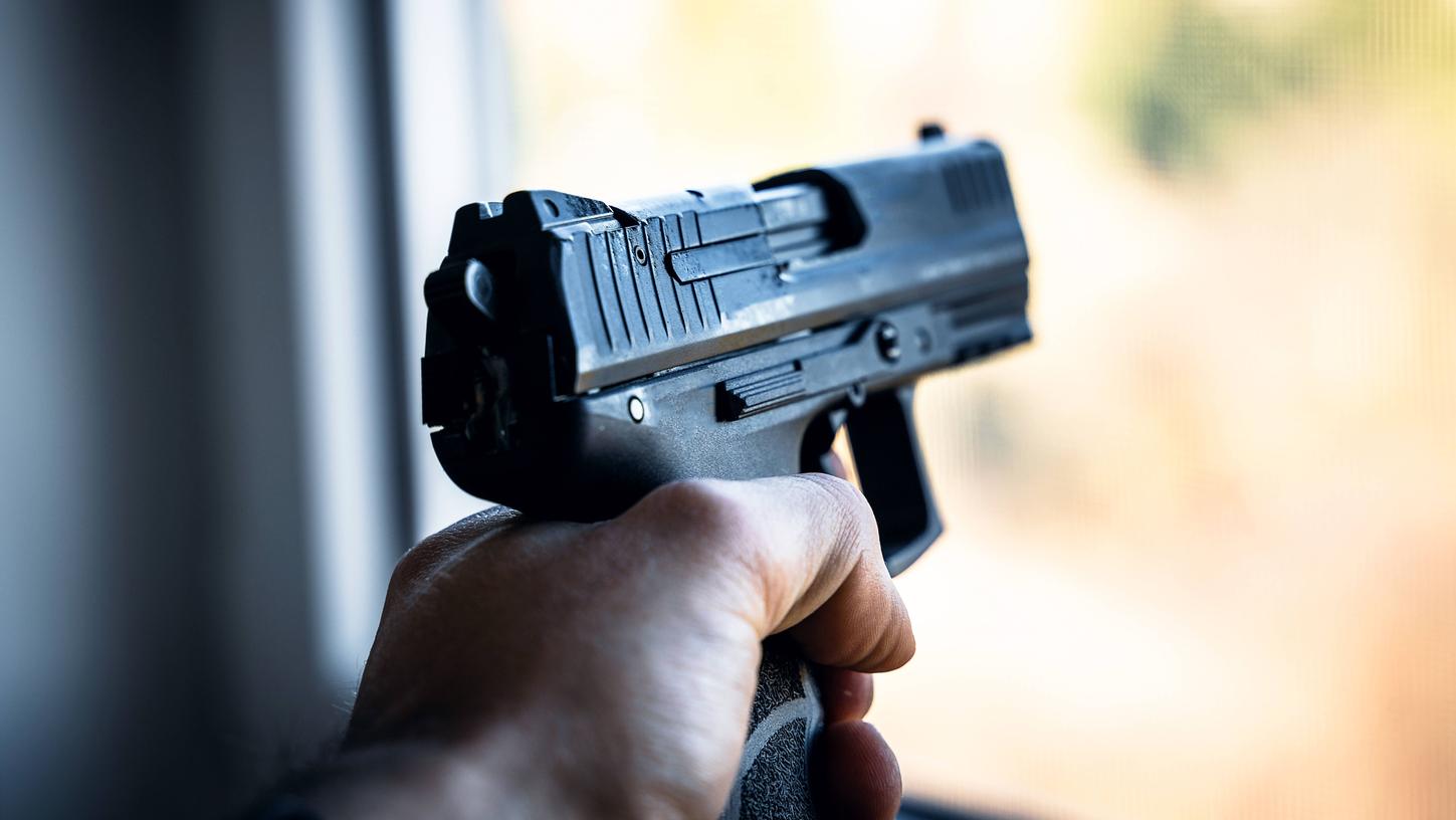 Zum Glück war es nur eine Schreckschusspistole: In Nürnberg ballerte ein Mann grundlos in die Luft (Symbolfoto). Zum Glück war es nur eine Schreckschusspistole: In Nürnberg ballerte ein Mann grundlos in die Luft (Symbolfoto).