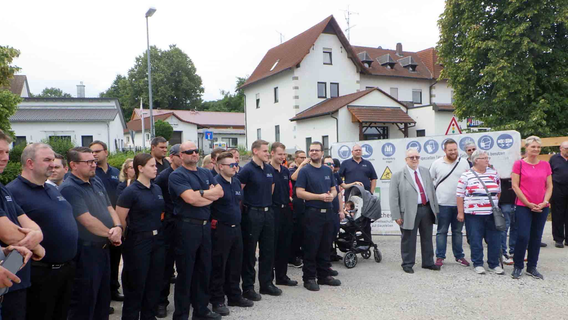 Eine stattliche Kulisse für den symbolischen Spatenstich bildeten Einsatzkräfte der Feuerwehr, die nun auf einen zügigen Baufortschritt des 14. Millionen-Euro-Projektes hoffen.