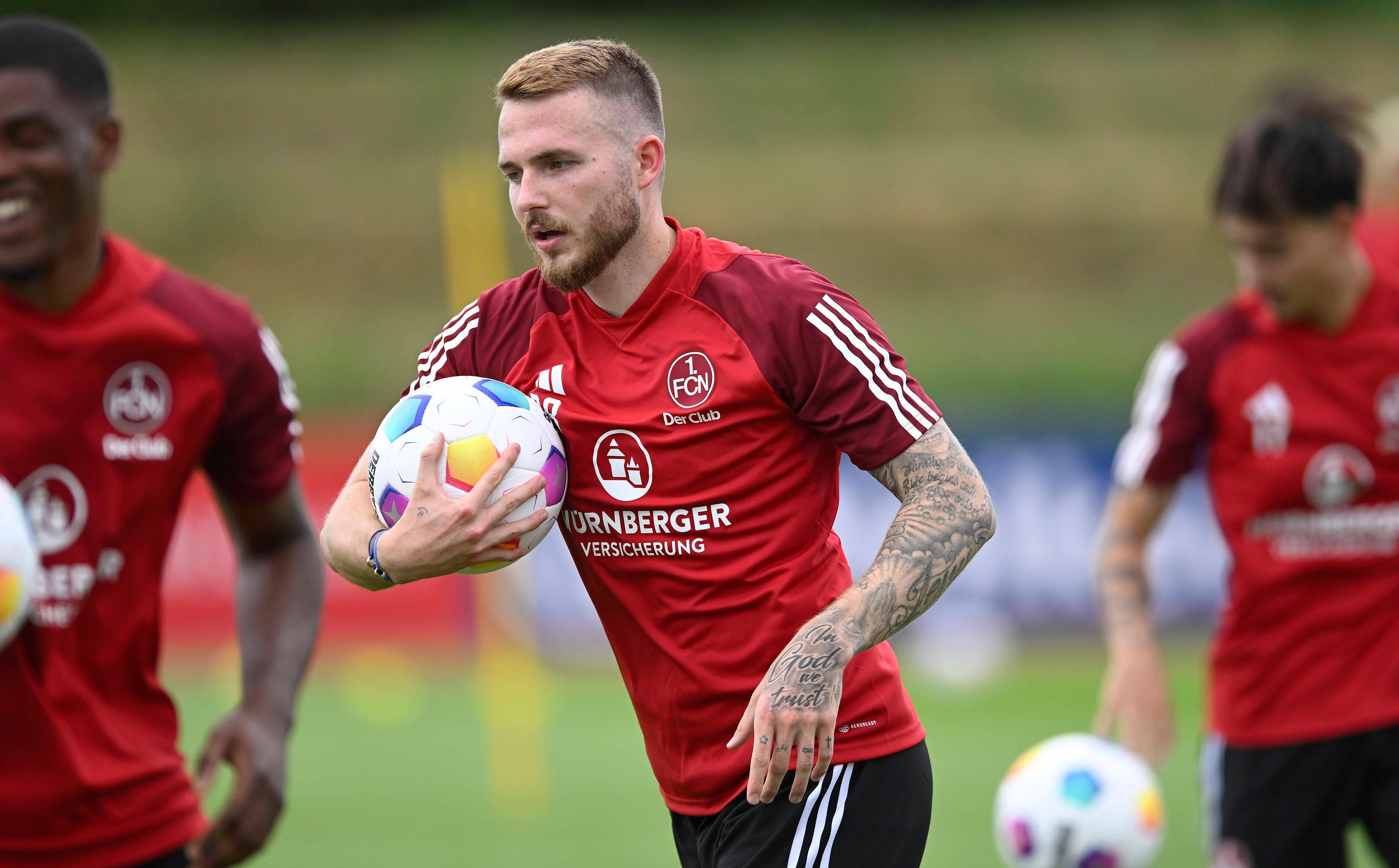 Verteidiger, 1,86 Meter groß, 26 Jahre alt: Nach einem halben Jahr auf Leihbasis hat der Club Jannes Horn nun fest vom VfL Bochum verpflichtet. Zum Start am Valznerweiher bremste Horn noch eine Verletzung aus, doch in den vergangenen acht Saisonspielen (Liga und Pokal) etablierte sich der frühere Junioren-Nationalspieler als verlässliche Stammkraft in der Innenverteidigung. "Ich fühle mich sehr wohl hier, ich mag den Verein, die Fans, die Stadt - das passt alles", sagte Horn.