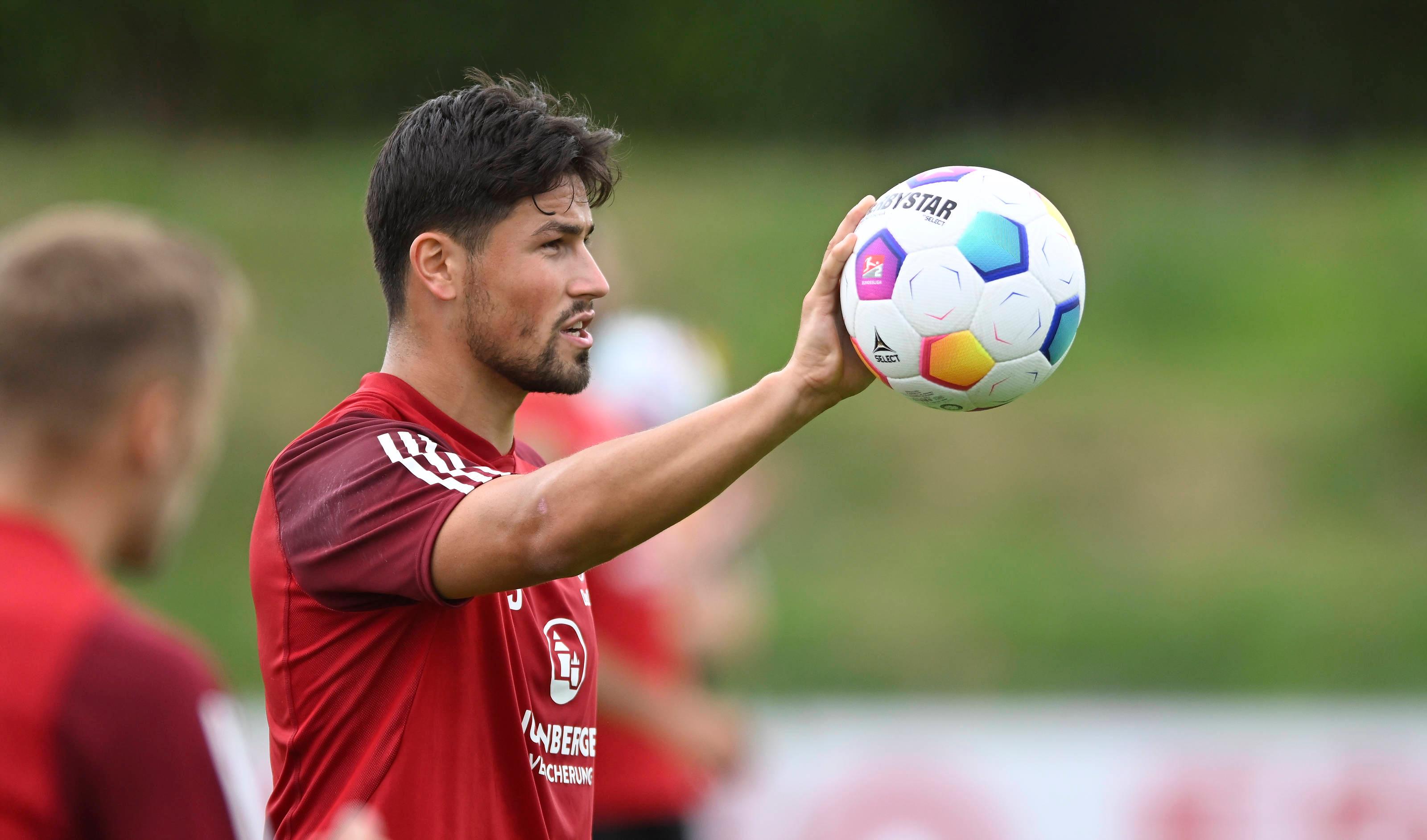 Verteidiger, 1,93 Meter groß, 24 Jahre alt: Mit dem SV Wehen Wiesbaden wurde er zum Aufstiegshelden, in Liga zwei geht es für Ahmet Gürleyen jetzt aber beim Club weiter: Der Innenverteidiger ist in Berlin geboren und unter anderem beim FSV Mainz 05 ausgebildet worden. Der FCN freut sich auf einen "robusten und zweikampfstarken Verteidiger", wie sich Sportdirektor Rebbe zitieren lässt.