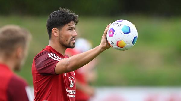 Verteidiger, 1,93 Meter groß, 24 Jahre alt: Mit dem SV Wehen Wiesbaden wurde er zum Aufstiegshelden, in Liga zwei geht es für Ahmet Gürleyen jetzt aber beim Club weiter: Der Innenverteidiger ist in Berlin geboren und unter anderem beim FSV Mainz 05 ausgebildet worden. Der FCN freut sich auf einen "robusten und zweikampfstarken Verteidiger", wie sich Sportdirektor Rebbe zitieren lässt.