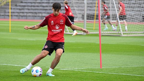 Mittelfeldspieler, 1,78 Meter groß, 19 Jahre alt: Jens Castrop war bereits im Sommer 2022 vom 1. FC Köln an den Valznerweiher gewechselt und stand als Leihspieler in 29 Ligaspielen auf dem Platz - 27 Mal gehörte er zur Startelf! In Nürnberg entwickelte sich Castrop zum U20-Nationalspieler. Für den Club erzielte er zwei Tore und lieferte zwei Torvorlagen. Der FCN hat Castrop nun fest verpflichtet.