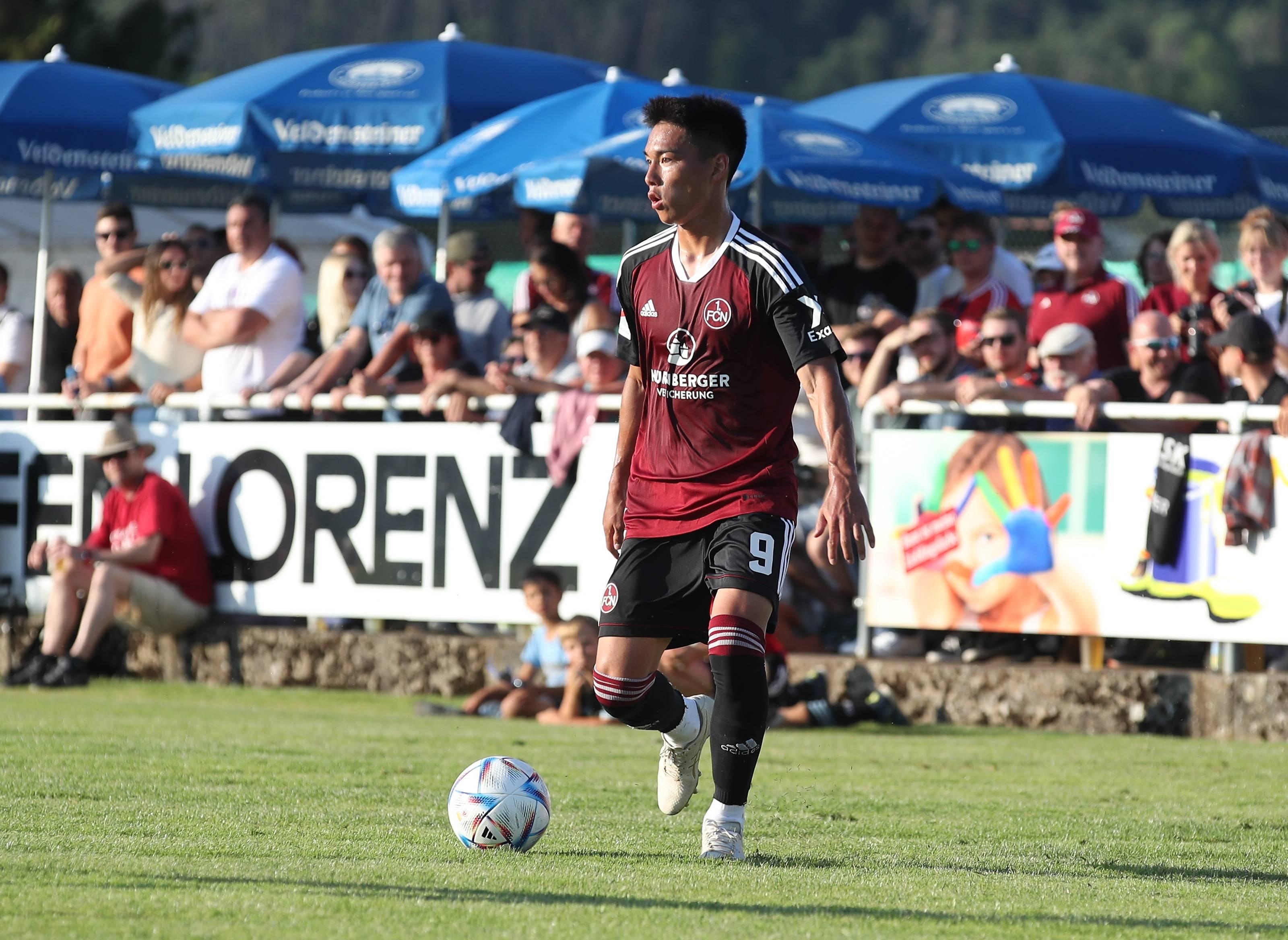 Stürmer, 1,78 Meter groß, 26 Jahre alt: Daichi Hayashi soll die Club-Offensive verstärken. Der 26-Jährige gilt als quirliger, im Zentrum wie auf den Flügeln flexibel einsetzbarer Angreifer, der seine Stärken im Eins-gegen-Eins hat und damit gut ins Anforderungsprofil von Club-Coach Fiél passt. In 60 Partien für St. Truiden erzielte Hayashi 15 Tore und bereitete fünf weitere vor. Hayashi kommt zunächst auf Leihbasis vom belgischen Erstligisten VV St. Truiden - allerdings hat der FCN auch eine Kaufoption ausgehandelt. 