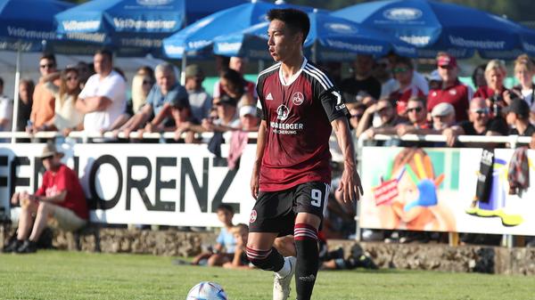 Stürmer, 1,78 Meter groß, 26 Jahre alt: Daichi Hayashi soll die Club-Offensive verstärken. Der 26-Jährige gilt als quirliger, im Zentrum wie auf den Flügeln flexibel einsetzbarer Angreifer, der seine Stärken im Eins-gegen-Eins hat und damit gut ins Anforderungsprofil von Club-Coach Fiél passt. In 60 Partien für St. Truiden erzielte Hayashi 15 Tore und bereitete fünf weitere vor. Hayashi kommt zunächst auf Leihbasis vom belgischen Erstligisten VV St. Truiden - allerdings hat der FCN auch eine Kaufoption ausgehandelt.