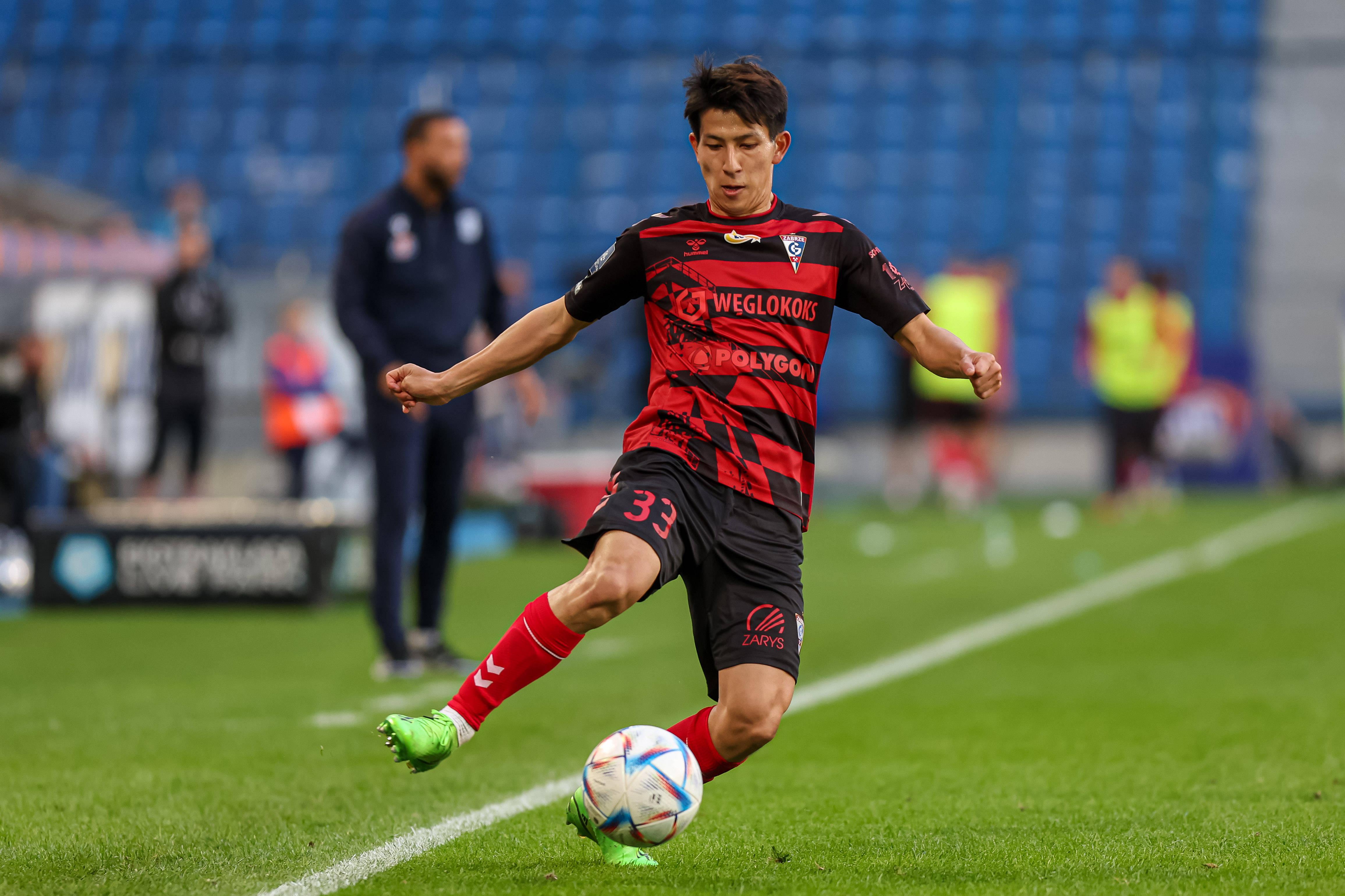 Stürmer, 1,71 Meter groß, 23 Jahre alt: Kanji Okunuki kommt vom japanischen J-League-Klub Omiya Ardija. Vergangene Saison war der 23-Jährige auf Leihbasis beim polnischen Erstligisten Gornik Zabrze aktiv und erzielte dort in 26 Spielen vier Tore. Seine Hauptposition ist Linksaußen. Beim 1. FC Nürnberg hat Okunuki einen Dreijahresvertrag unterschrieben. "Mit Kanji werden wir einen schnellen und technisch versierten Außenbahnspieler bekommen, der genau in unser Anforderungsprofil passt", sagte Rebbe.
