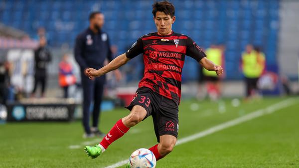 Stürmer, 1,71 Meter groß, 23 Jahre alt: Kanji Okunuki kommt vom japanischen J-League-Klub Omiya Ardija. Vergangene Saison war der 23-Jährige auf Leihbasis beim polnischen Erstligisten Gornik Zabrze aktiv und erzielte dort in 26 Spielen vier Tore. Seine Hauptposition ist Linksaußen. Beim 1. FC Nürnberg hat Okunuki einen Dreijahresvertrag unterschrieben. "Mit Kanji werden wir einen schnellen und technisch versierten Außenbahnspieler bekommen, der genau in unser Anforderungsprofil passt", sagte Rebbe.