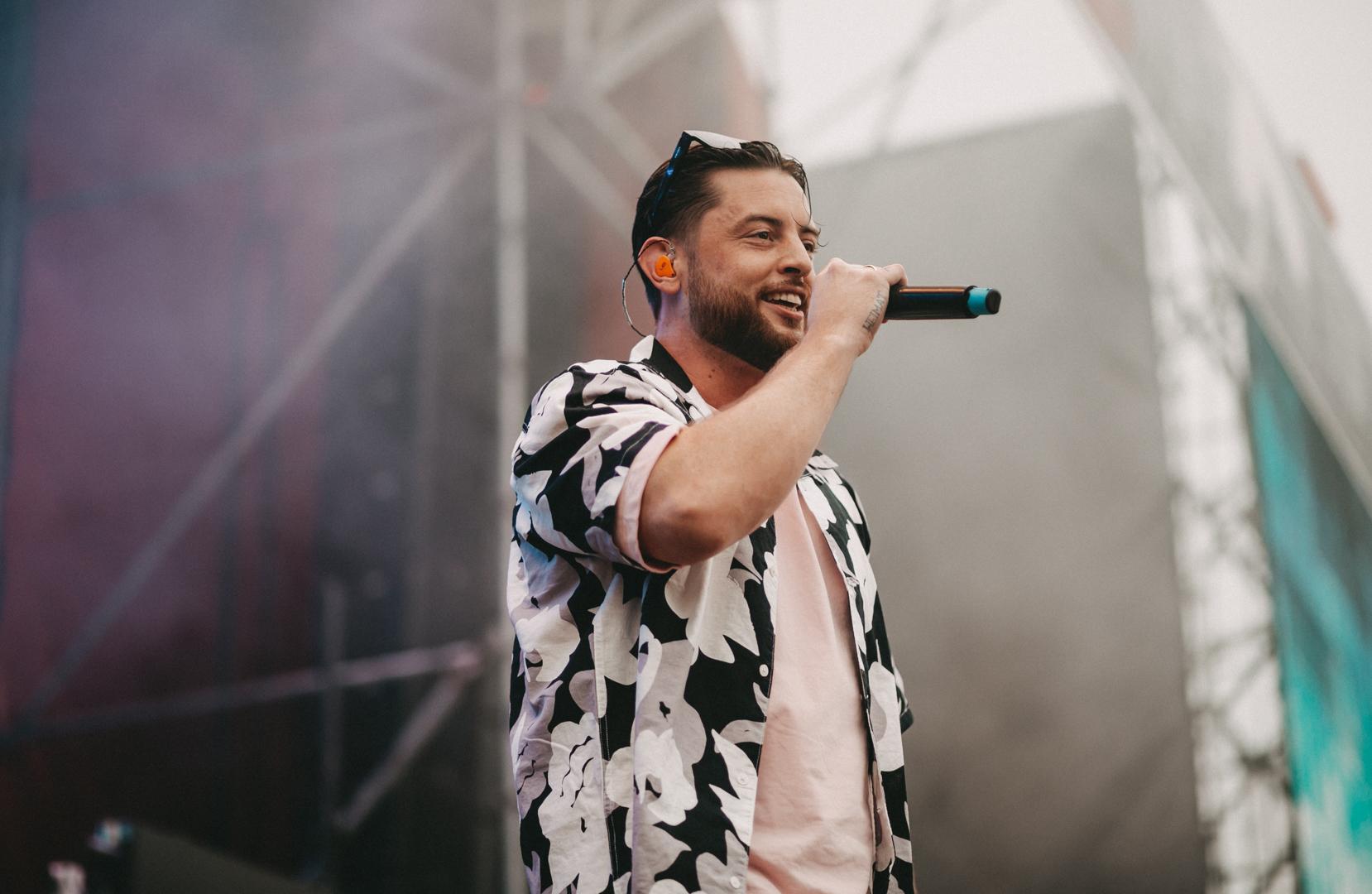 Bausa ist einer der erfolgreichsten Rap-Musiker der vergangenen Jahre. Spätestens bei seinem Mega-Hit „Was Du Liebe nennst“  gab es bei den Fans kein Halten mehr.