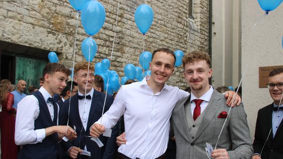Abitur an der Treuchtlinger Senefelder Schule: Luftballons stiegen in den Himmel