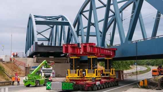 Eisenbahnbrücke über der A73 bei Forchheim: Wie 1200 Tonnen Stahl auf Spur gebracht werden