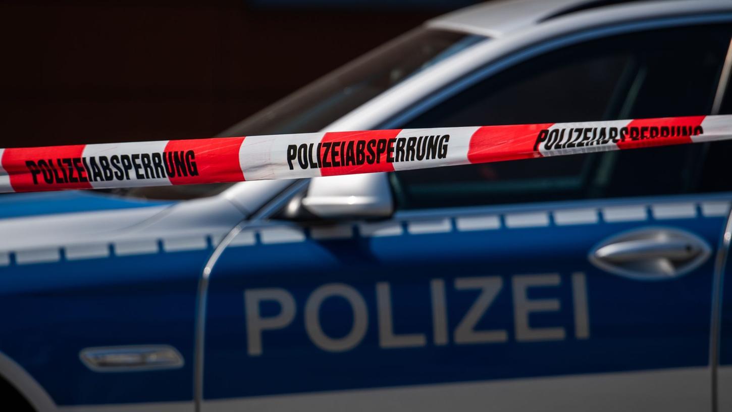 Die Polizei hat nach einem mutmaßlichen Tötungsdelikt einen Mann im Visier. Hat er seine Ehefrau erstochen? Die Polizei hat nach einem mutmaßlichen Tötungsdelikt einen Mann im Visier. Hat er seine Ehefrau erstochen?