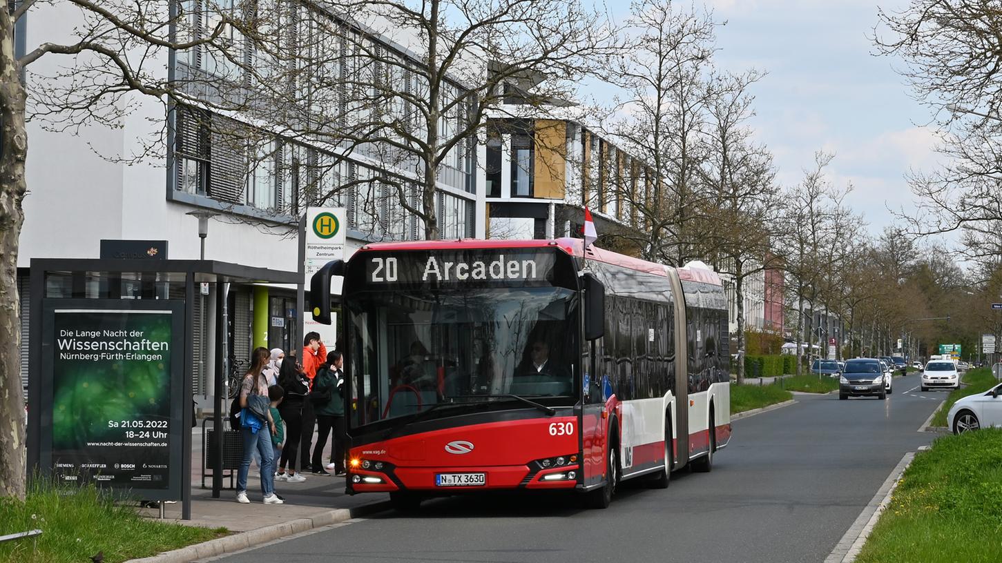 Stadtbus der Linie 20 an der Bushaltestelle Röthelheimpark Zentrum