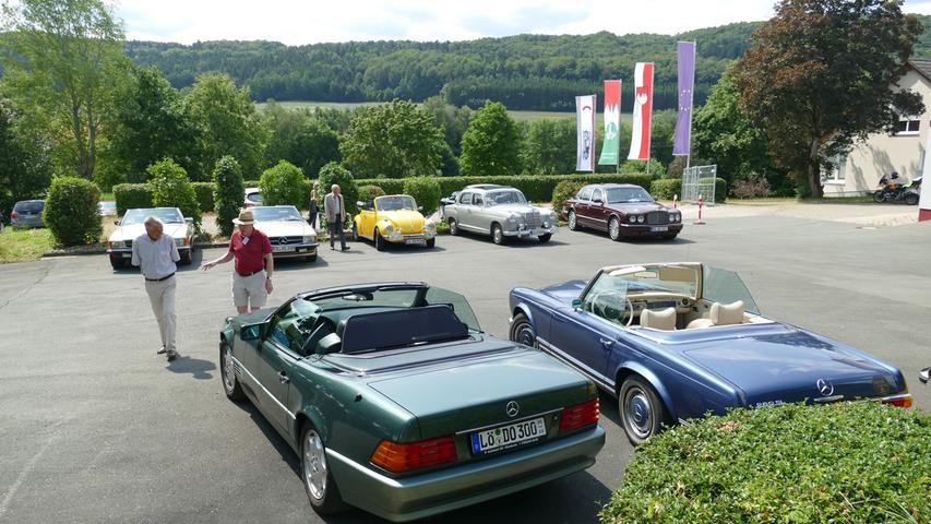 Ob burgundroter Bentley Arnage, blauer MB Pagode oder sonnengelber VW Käfer Cabrio: Fans historischer Fahrzeuge kamen beim Besuch badischer Oldtimer-Freunde im Ahorntal auf ihre Kosten. 
