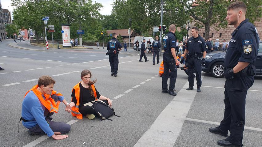 Nichts ging mehr: Letzte Generation blockieren Nürnberger Hauptverkehrsader