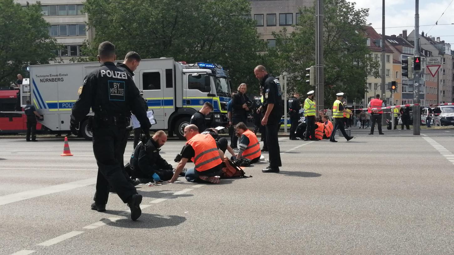 Die Polizei beginnt die Klimaaktivisten von der Straße zu lösen. Die Polizei beginnt die Klimaaktivisten von der Straße zu lösen.