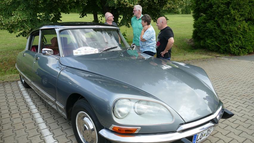 Ob burgundroter Bentley Arnage, blauer MB Pagode oder sonnengelber VW Käfer Cabrio: Fans historischer Fahrzeuge kamen beim Besuch badischer Oldtimer-Freunde im Ahorntal auf ihre Kosten. 