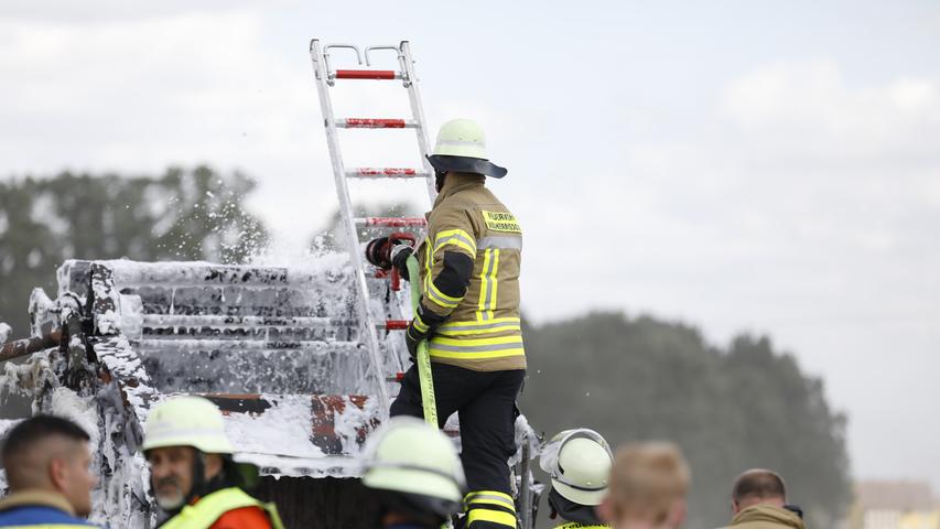 Im Landkreis Fürth: Ballenpresse geht in Flammen auf und löst Flächenbrand aus