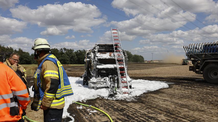 Im Landkreis Fürth: Ballenpresse geht in Flammen auf und löst Flächenbrand aus
