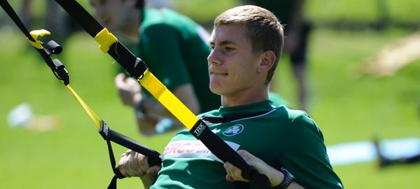 Der 28-jährige Kevin Kraus kämpft mit Kaiserslautern um den Klassenerhalt in der Dritten Liga. In der Aufstiegssaison sah das noch anders aus, da ging es für ihn nach nur einem Einsatz in der Liga mit dem Kleeblatt in die Beletage des deutschen Fußballs. In der Rückrunde der Folgesaison lief Kraus für Heidenheim auf, bevor es für ihn zurück nach Fürth ging. 2014 trennten sich dann aber endgültig die Wege. Kraus kickte wieder in Heidenheim, bis 2018, bevor er an den Betzenberg wechselte.
