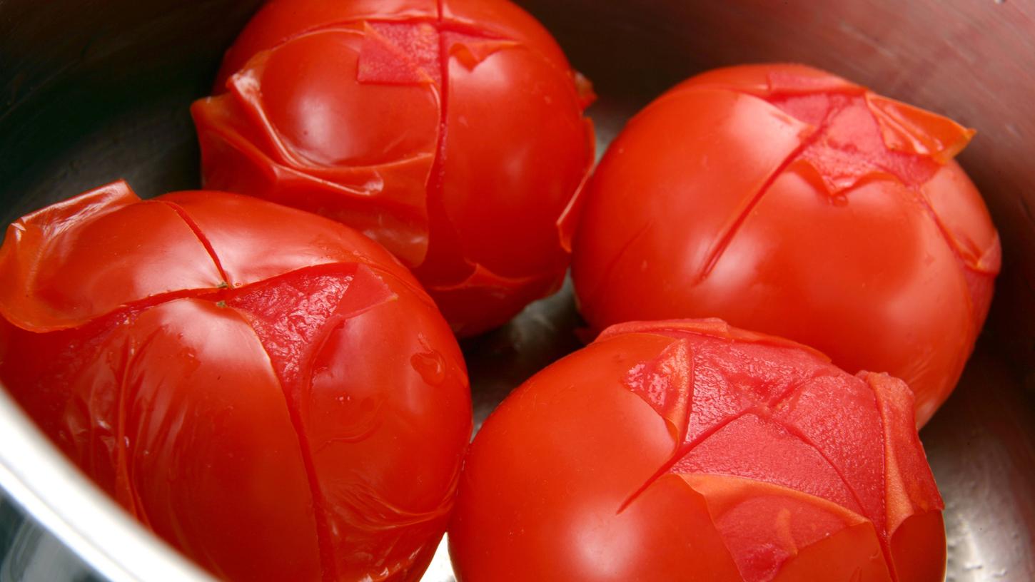 Um Tomaten zu häuten, kann man das Gemüse einritzen und für 30 Sekunden blanchieren.