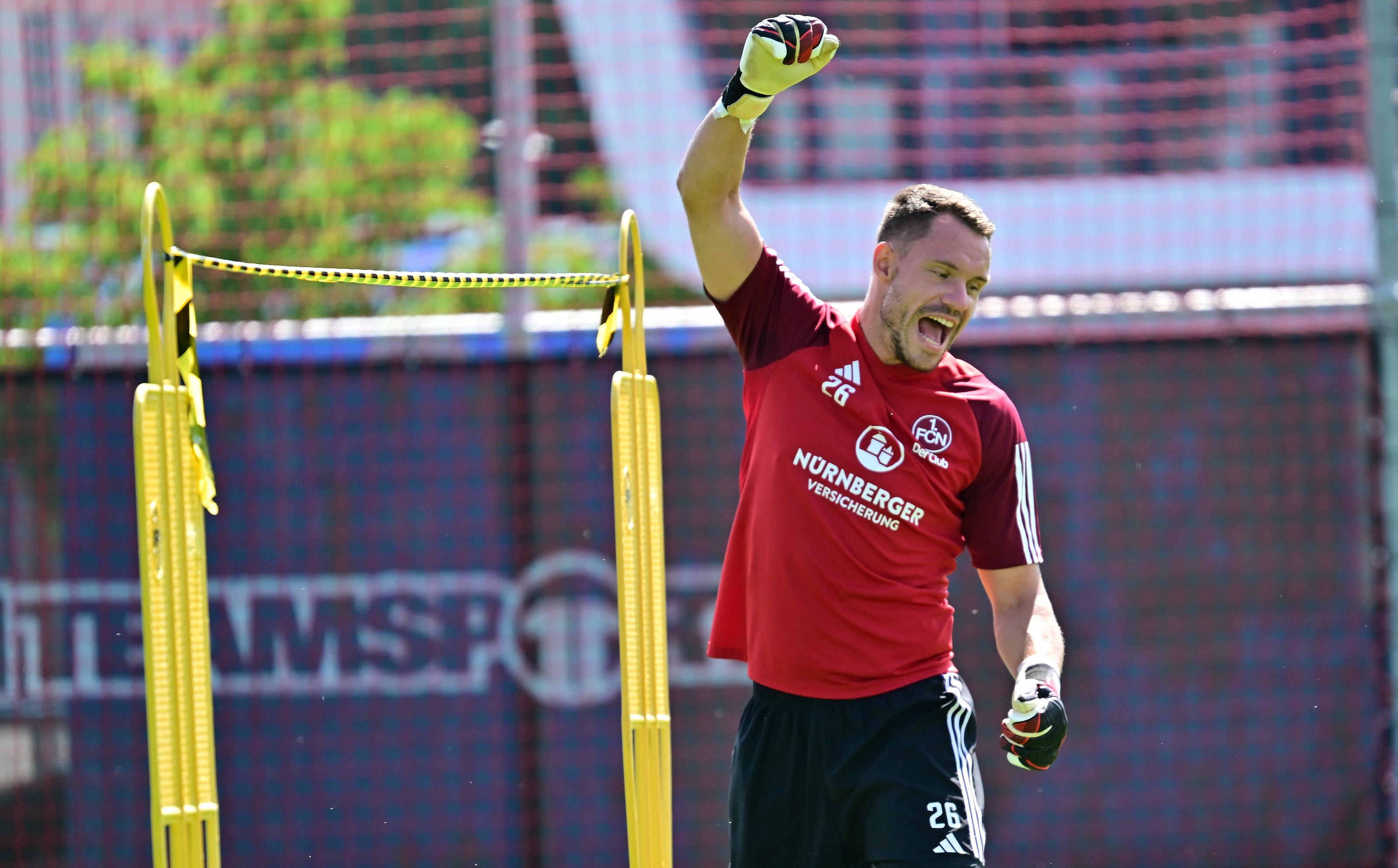 Vielleicht Bin Ich Gar Kein Torwart Sondern Stürmer Christian Mathenia verlängert beim 1. FC Nürnberg