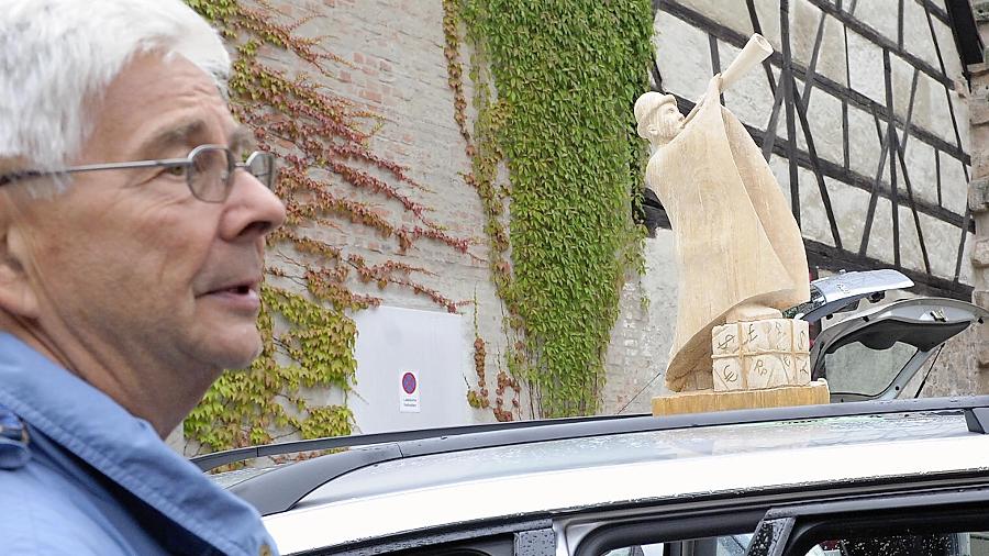 Künstler nutzten ihre Autos als mobile Ateliers (l.) während Besucher die Landschaften des Malers Wolfgang Bühler (Mitte) oder die Regentropia-Schau von Reinhold Knapp bewundern konnten. Künstler nutzten ihre Autos als mobile Ateliers (l.) während Besucher die Landschaften des Malers Wolfgang Bühler (Mitte) oder die Regentropia-Schau von Reinhold Knapp bewundern konnten.