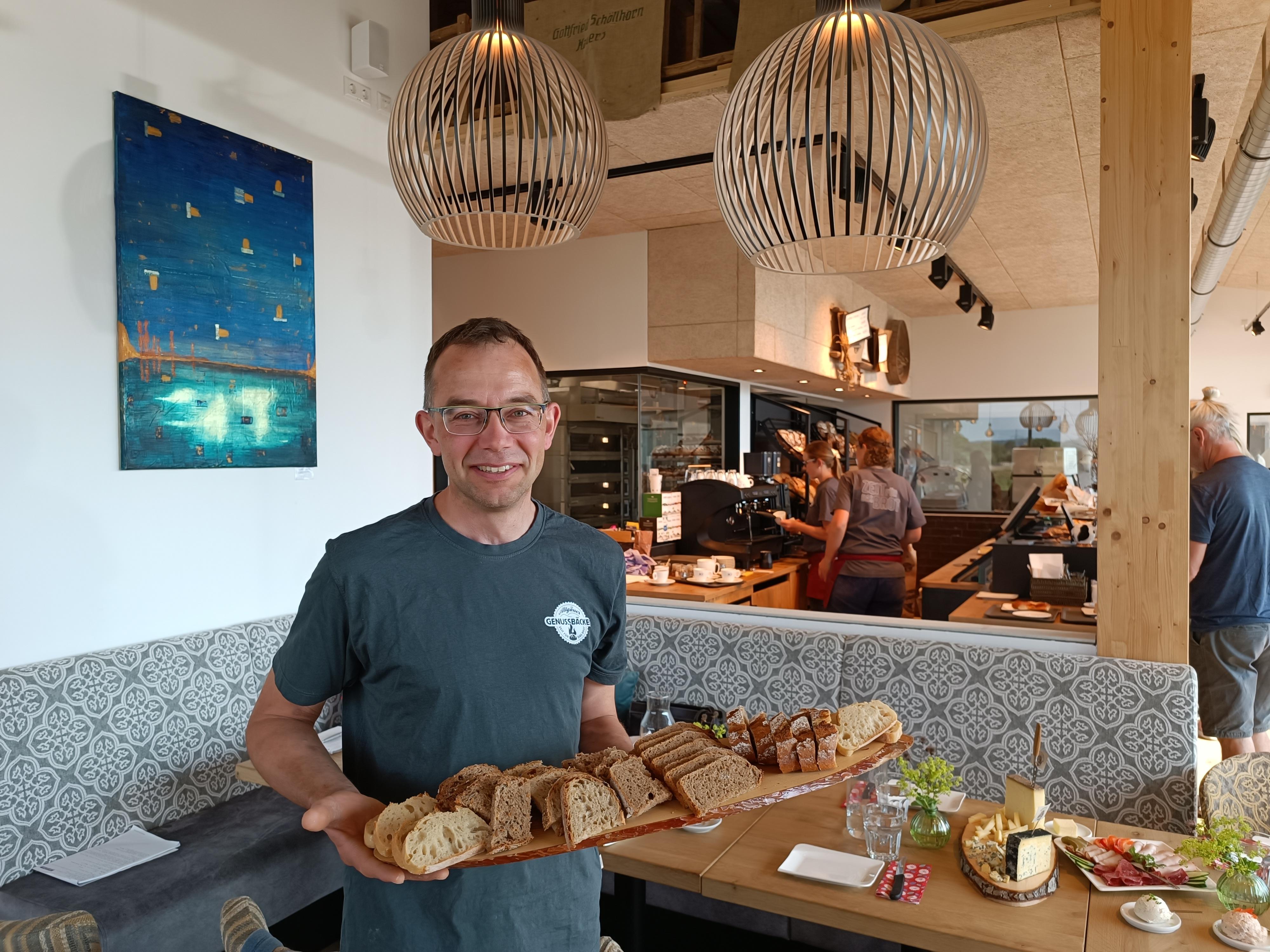 Im Vergleich zu seinen Zunftkollegen bietet Bäckermeister Leonhard Menig in seiner "Genussbäckerei" samt angeschlossenem Café wirklich wenig unterschiedliche Produkte an. Einwandfreie Zutaten aus der Region, bewusst und mit Zeit zum "Reifen" verarbeitet - das ist das "Genussrezept", das Menig und sein Team konsequent jeden Tag (und jede Nacht) umsetzen. Man schmeckt`s! Im Vergleich zu seinen Zunftkollegen bietet Bäckermeister Leonhard Menig in seiner "Genussbäckerei" samt angeschlossenem Café wirklich wenig unterschiedliche Produkte an. Einwandfreie Zutaten aus der Region, bewusst und mit Zeit zum "Reifen" verarbeitet - das ist das "Genussrezept", das Menig und sein Team konsequent jeden Tag (und jede Nacht) umsetzen. Man schmeckt`s!